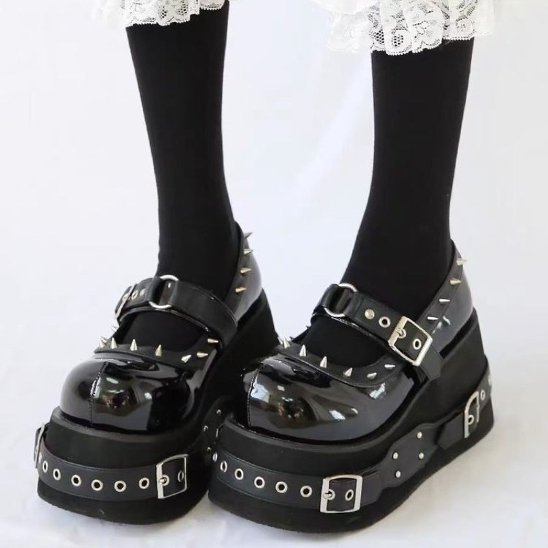 Leather Classic Strap - Schuhe für Damen, erhöhte Nieten, Gürtelschnalle,