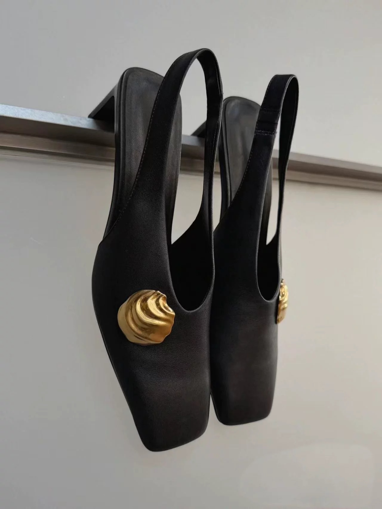 Damen-Pumps aus schwarzem Lede – Leather Classic Strap Bewertung und Preis